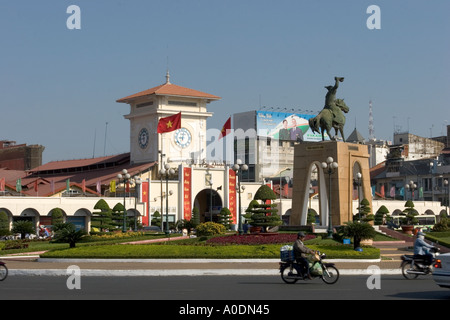 Vietnam Ho Chi Minh City Saigon il Mercato Ben Thanh con statua comemmorating Tran Nguyen Han Foto Stock
