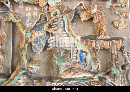 Intricate sculture in pietra al di fuori di Penang s cinese più ricca casa del clan di Khoo Kongsi di George Town Foto Stock