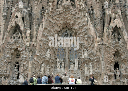 La Sagrada Familia e il gruppo di turisti davanti prendendo foto Barcellona Catalonia Spagna Foto Stock