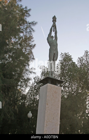 Torcia olimpica Gestore di parco Montjuic Barcellona Spagna Foto Stock