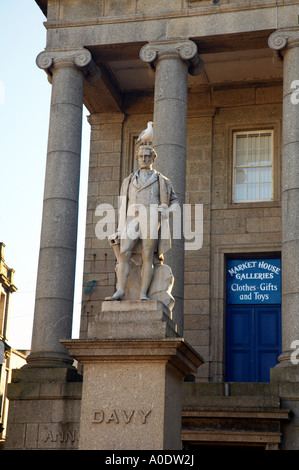 Statua di Sir Humphry Davy nel mercato ebreo Street Penzance Davy Foto Stock