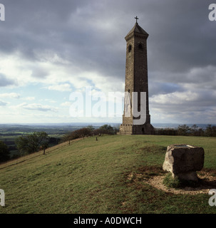 Il monumento a William Tyndale che tradusse il Nuovo Testamento della Bibbia nel 1525 sopra il villaggio di North Nibley Foto Stock