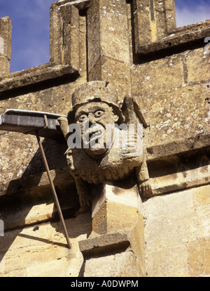 Un gargoyle su una parete esterna della Basilica di San Pietro chiesa parrocchiale di Winchcombe Foto Stock