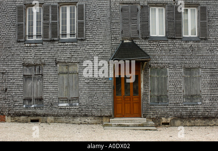 Antica casa in legno parete in città provinciale frammento Foto Stock