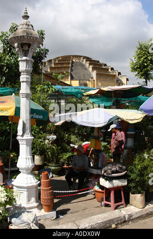 Venditori di fiori fuori dal design sorprendente mercato centrale nella capitale cambogiana Phnom Penh Foto Stock