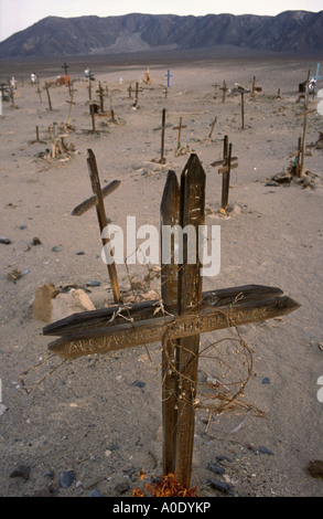 Croci di legno vicino al cimitero di Chauchilla Perù Foto Stock