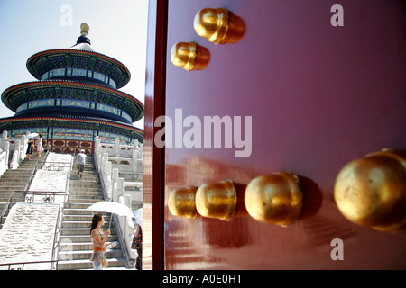 Vista del tempio del cielo attraverso un laccato chiodati porta, Pechino , Cina. Foto Stock