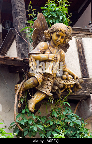 Scultura di un angelo in una strada in Ribeauville Haut Rhin Alsace Foto Stock