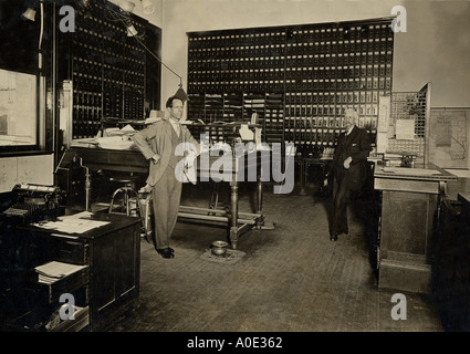 Due uomini in ufficio archiviazione Foto Stock