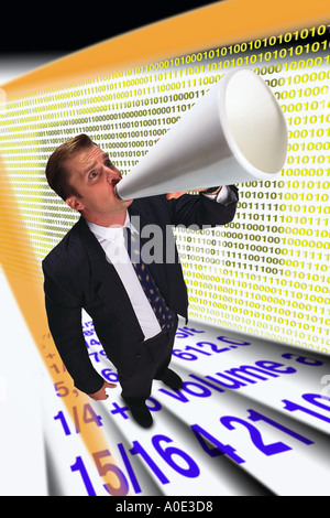 L'uomo grida attraverso il megafono Foto Stock