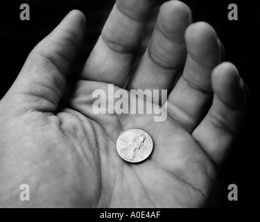 I concetti di business Penny in un man mano s Foto Stock