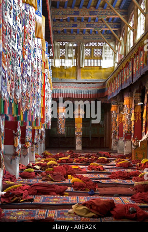 Abbandonata la sala di preghiera del monastero di Drepung - Lhasa Tibet Foto Stock