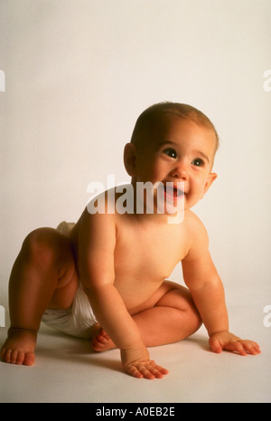 Happy baby sorridente in studio su sfondo bianco Foto Stock