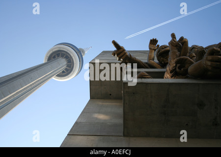 Osservando statue sul lato del Rogers Centre precedentemente noto come Skydome Toronto in Canada con la CN tower Novembre 2006 Foto Stock