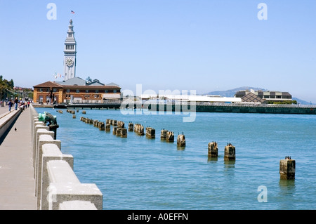 Ferry Building, San Francisco CA USA, un terminal per traghetti che attraversano la baia di San Francisco e un mercato alimentare. Foto Stock