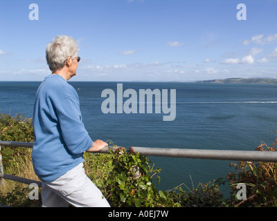 Persona sulla isola di Anglesey sentiero costiero che si affacciava su Red Wharf Bay Benllech Anglesey North Wales UK Foto Stock