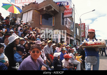 Il pubblico in attesa di Parade Fiesta de la Candelaria Puno Foto Stock