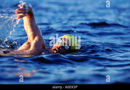 Uomo muscolare in occhiali e nuotare cap nuoto in acque aperte Foto Stock