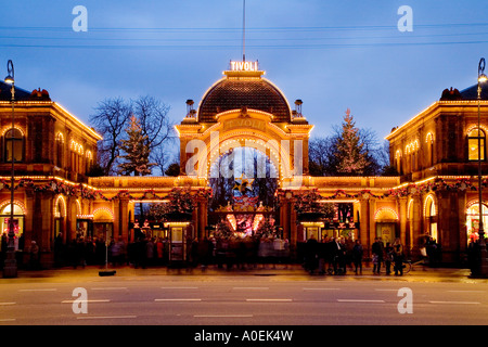 Natale vestito ingresso al giardino di Tivoli a Copenhagen Foto Stock