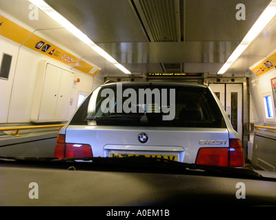 All'interno della navetta, il treno che porta le vetture con i passeggeri attraverso il tunnel sotto la Manica tra Inghilterra e Francia Foto Stock