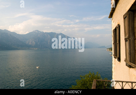 Vista sul Lago di Garda fino a Limone da Malcesine, provincia di Verona, Italia Foto Stock