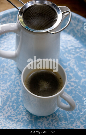 Il vero caffè fatto semplicemente in caraffa con filtro di tè istantaneamente Foto Stock