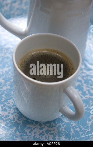 Il vero caffè fatto semplicemente in caraffa con filtro di tè istantaneamente Foto Stock