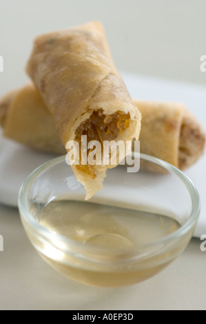 Piccolo Thai involtini primavera con dolci salsa di immersione Foto Stock