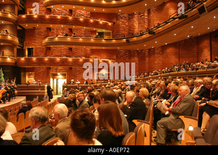 Le prestazioni di concerto Wales Millennium Centre per la Baia di Cardiff Galles del Sud Foto Stock