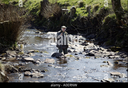 Un pescatore in Herefordshire UK Foto Stock