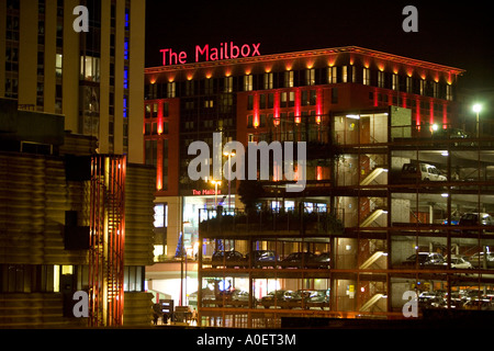 La cassetta postale edificio retail a Birmingham REGNO UNITO UN multipiano parcheggio sulla strada Brunel è in primo piano Foto Stock