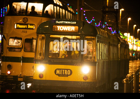 Un tradizionale tram in pioggia notturna a Blackpool località balneare, UK. Foto Stock