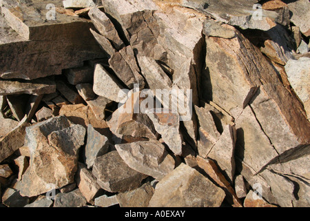 Litorale di frantumazione di rocce con crepe visibili. Foto Stock