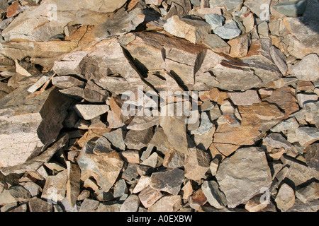 Litorale di frantumazione di rocce con crepe visibili. Foto Stock