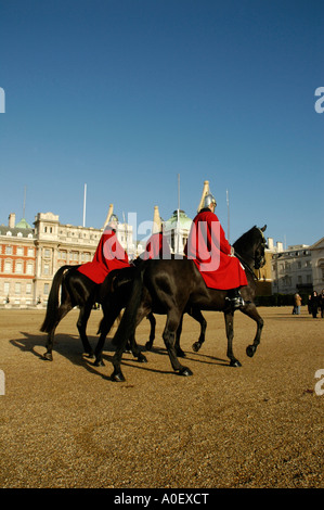 Tre soldati nel tradizionale abito cerimoniale a cavallo presso la cerimonia del Cambio della guardia in sfilata delle Guardie a Cavallo, Londra Foto Stock