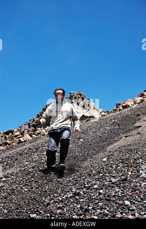 Scree acceso al cratere rosso, Tongariro Crossing, Tongariro National Park, North Island, Nuova Zelanda Foto Stock