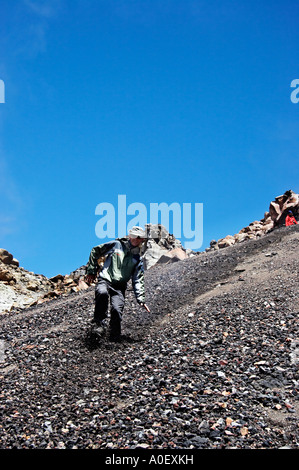 Scree acceso al cratere rosso, Tongariro Crossing, Tongariro National Park, North Island, Nuova Zelanda Foto Stock