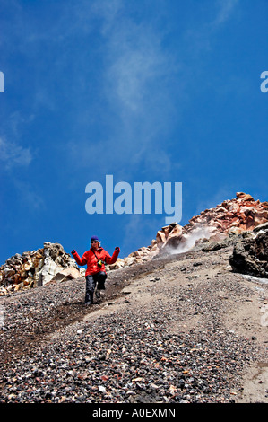 Scree acceso al cratere rosso, Tongariro Crossing, Tongariro National Park, North Island, Nuova Zelanda Foto Stock