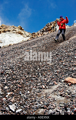 Scree acceso al cratere rosso, Tongariro Crossing, Tongariro National Park, North Island, Nuova Zelanda Foto Stock