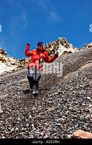 Scree acceso al cratere rosso, Tongariro Crossing, Tongariro National Park, North Island, Nuova Zelanda Foto Stock