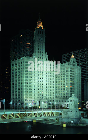 Vista notturna di Wrigley Building di North Michigan Avenue, Chicago. Architetto: Graham, Anderson, Probst e bianco Foto Stock