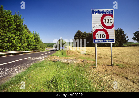 Francese del limite di velocità sulla A26 E15 autostrada per condizioni umide e asciutte. Foto Stock