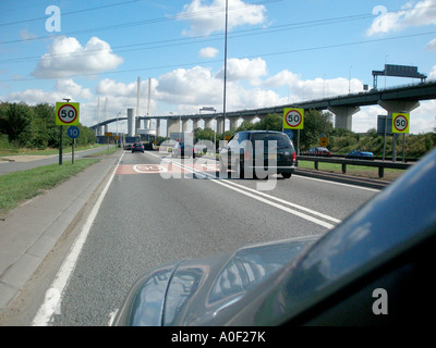 QE2 Dartford Bridge crossing, auto in primo piano Foto Stock