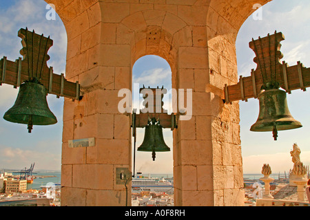 All'interno della Torre Campanaria del massiccio Catedral Neuva nuova Cattedrale Plaza de la Catedral Cadice Andalusia Spagna Foto Stock