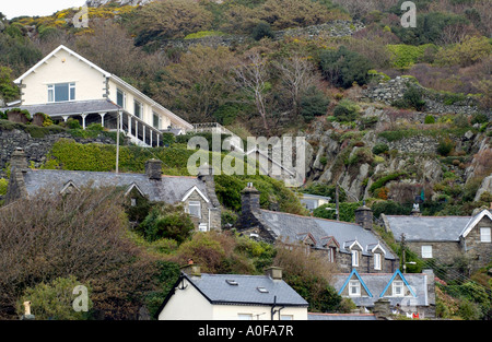 Case costruite sulla ripida collina sopra la città Barmouth Gwynedd North Wales UK Foto Stock