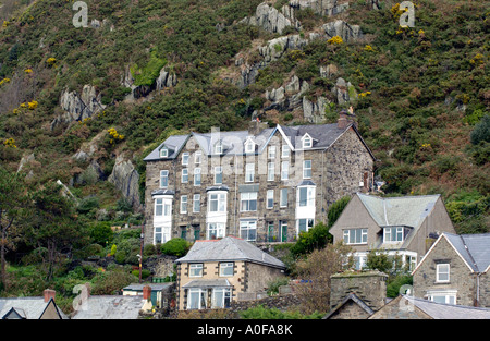 Case costruite sulla ripida collina sopra la città Barmouth Gwynedd North Wales UK Foto Stock