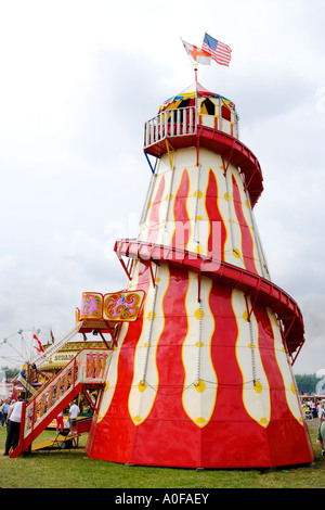 Victorian Helter Skelter ride su una fiera a una mostra di vapore nello Yorkshire Foto Stock