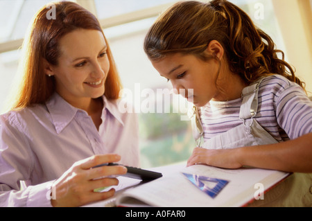 Madre aiutare la figlia con compiti di matematica Foto Stock