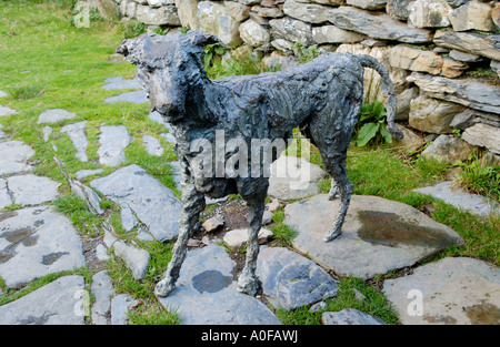 La scultura del hound Gelert vicino GELERTS GRAVE Beddgelert Gwynedd North Wales UK Foto Stock