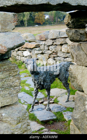 La scultura del hound Gelert vicino GELERTS GRAVE Beddgelert Gwynedd North Wales UK Foto Stock